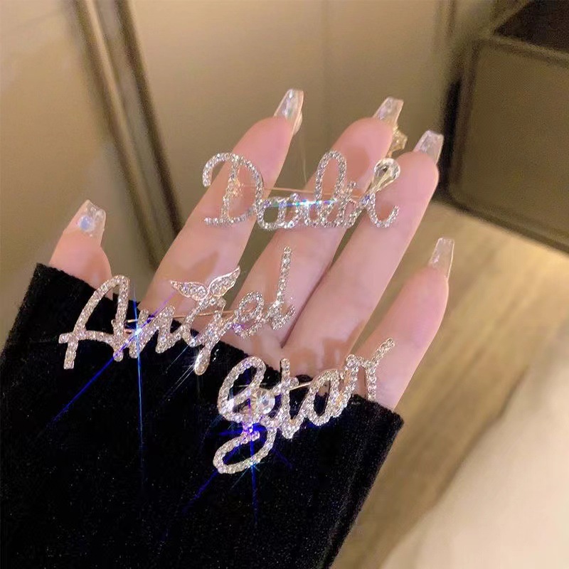 Delicate Women Designer Letter Brooches Gold Plated Inlay Crystal Rhinestone Jewelry Brooch Charm Pearl Pin 2025s Marry Birthday Party Gifts Accessori