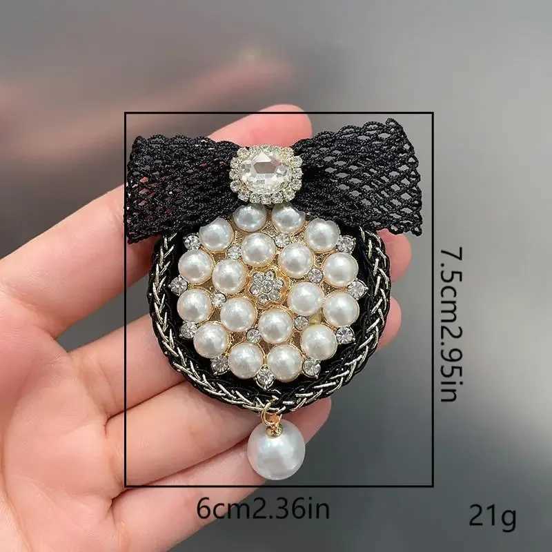 Luxury High-end Fabric Bow Brooches for Women Pearl Rhinestone Badge Sweater Suit Collar Pins Vintage Corsage Jewelry Accessories Y251111
