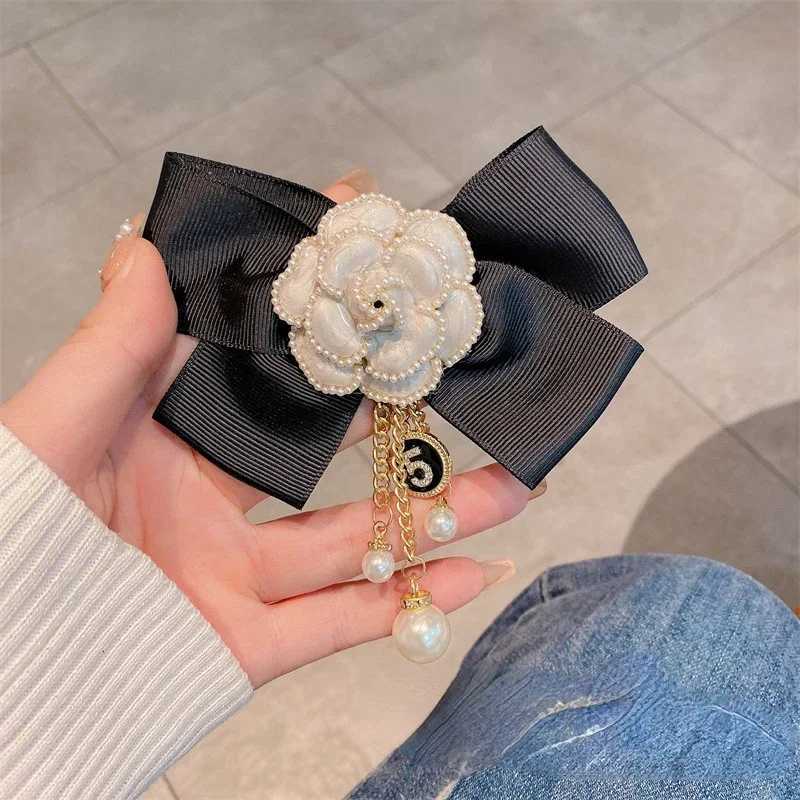 Luxury High-end Fabric Bow Brooch Camellia Flower Pearl Tassel Corsage Lapel Pins Suit Sweater Badge Luxulry Brooches for Women Jewelry Y251111