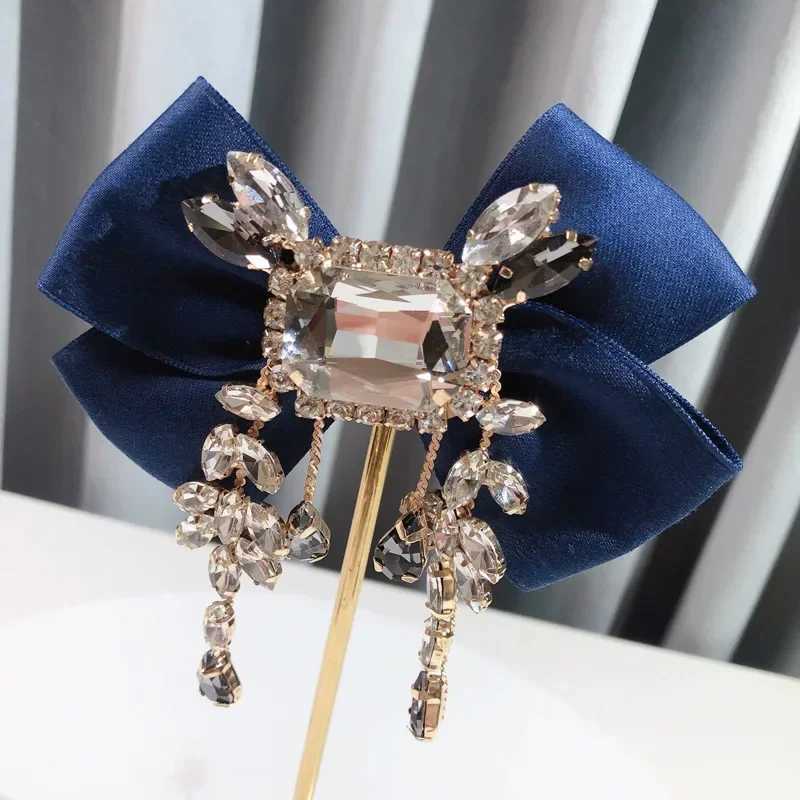 Luxury New Fabric Bowknot Brooch Rhinestone Tassel British Style Bow Tie Female Shirt Collar Pin Vintage Brooches for Women Accessories Y251111