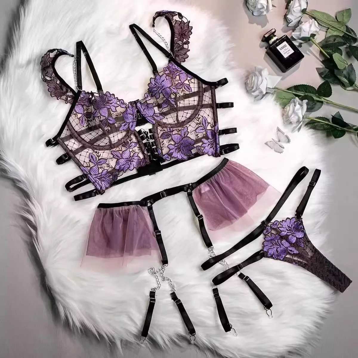 Womens lingerie set embroidered hollow floral pattern cute metal charm clip unified style suitable for sexy clothing W250412