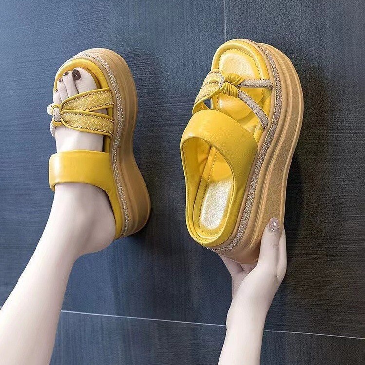 Thick soled inner raised women's 2025 summer new style for external wear, fashionable internet red pine cake slope heel sandals
