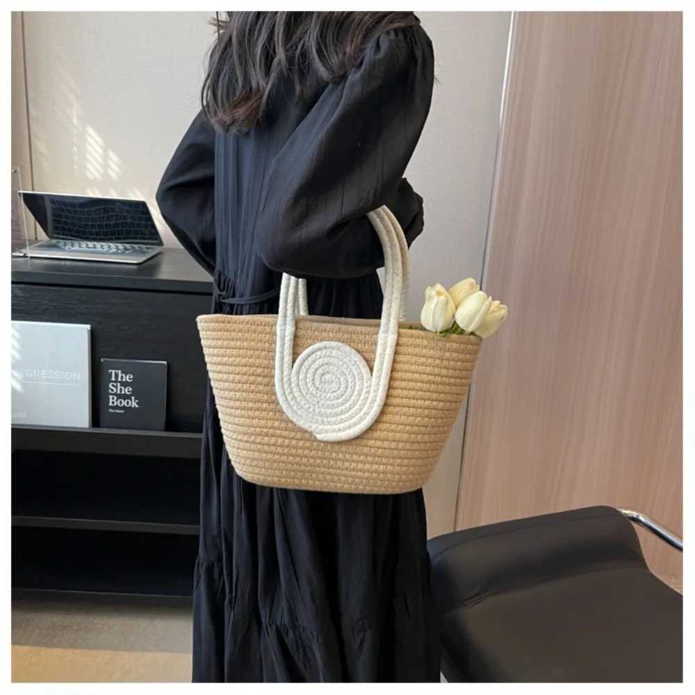 Womens Handbag 2024 New Retro Handheld Bucket Bag with Ins Str Bag and Large Capacity Cross Body BagXJ250412
