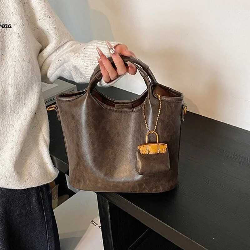 Elegant Top Handle Tote Bag For Women In Durable Leather With Spacious Compartment For ShoppingW251111