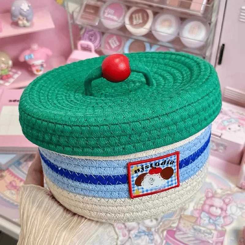 Ins Style Woven Storage Basket Dopamine Color Round Sundries Organizer With Lids Desktop Cosmetic Storage Basket Dorm Ro Decor Y251112