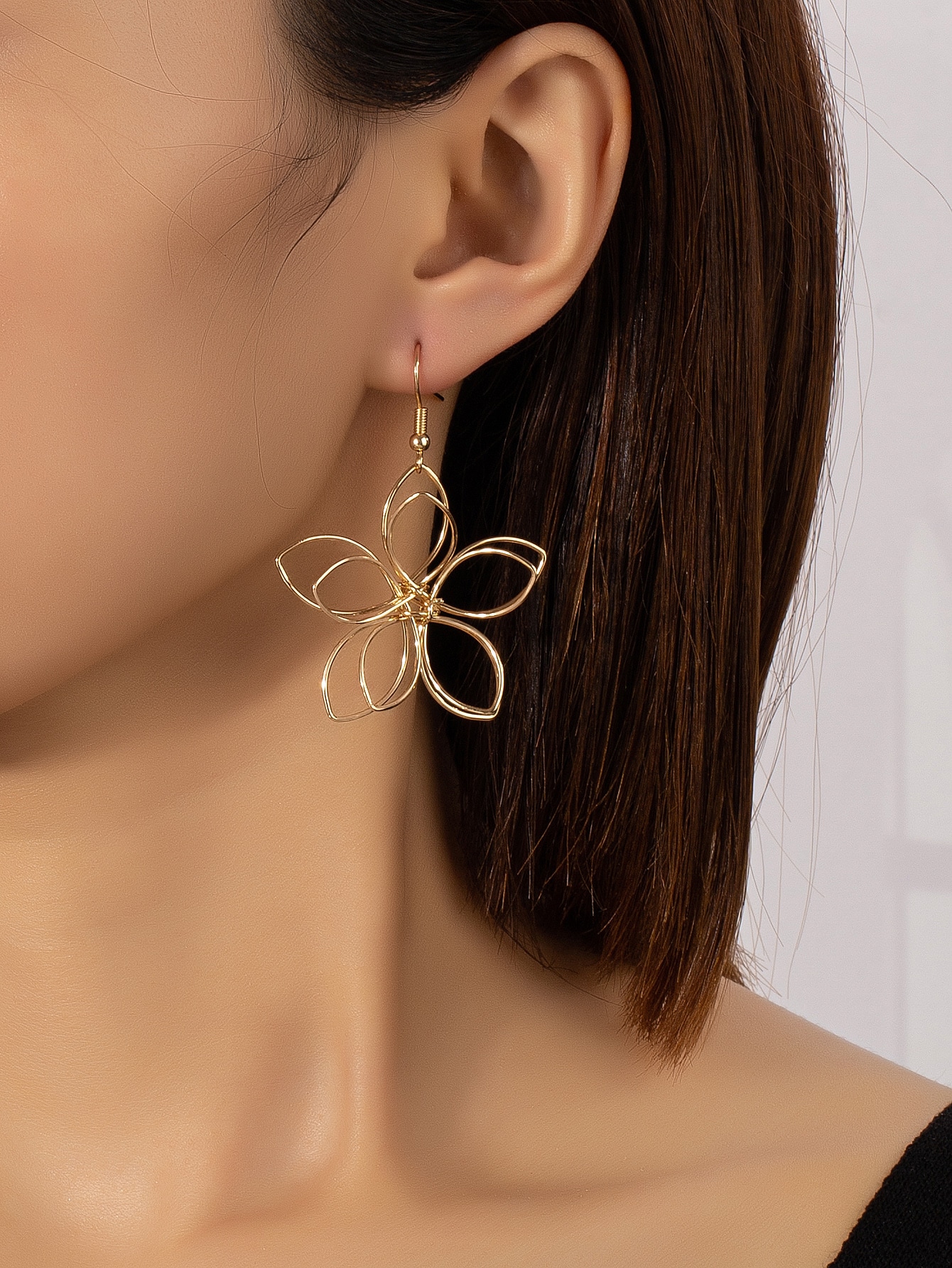 Ladies' earrings with golden flower shaped earrings