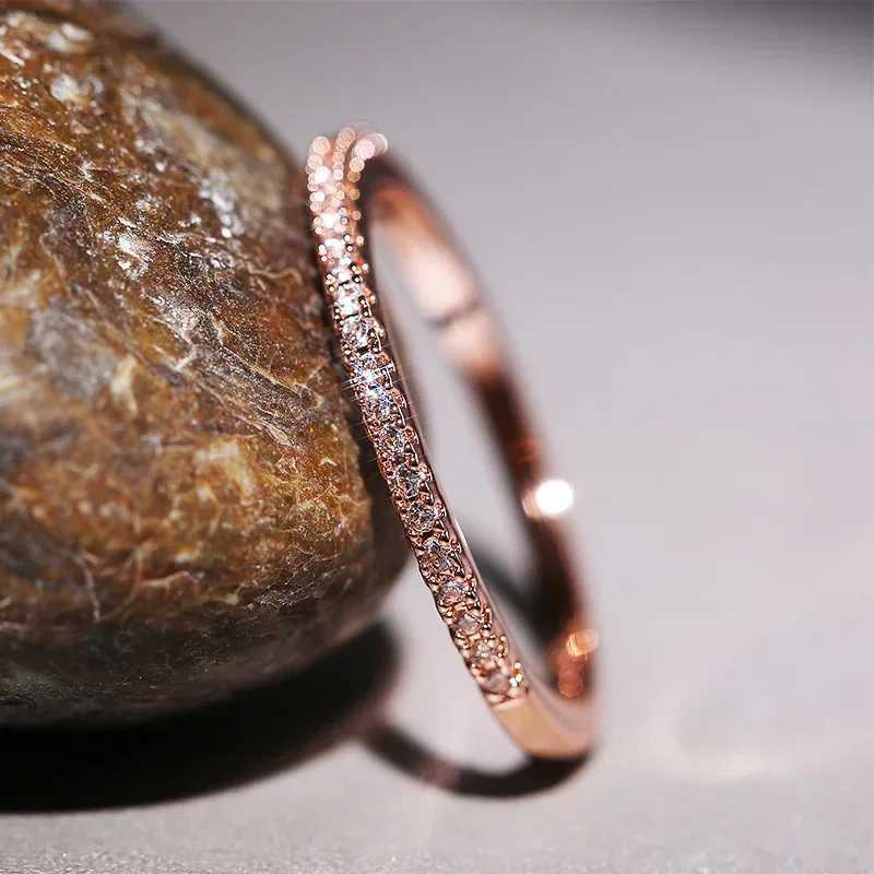 2025 New Minimalist Womens Wedding Thin Ring Bright Cube Zircon High Quality Versatile Womens Finger Ring JewelryXJ250412