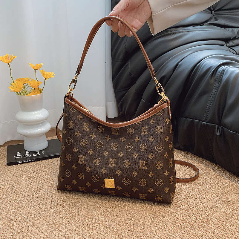 High-end Fashion Versatile Chic Niche Tote for Women 2025 New Simple Casual Commuter Shoulder Crossbody Bag