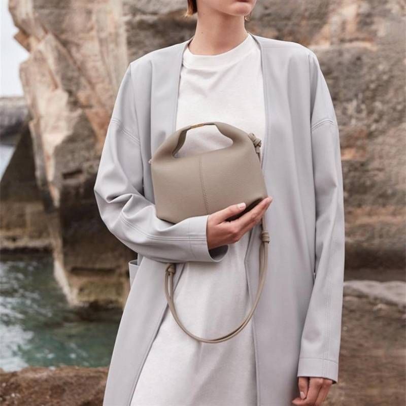 New Trend Of Niche Leisure And Hundred Lunch High Quality Large Capacity Ladies Commuting Fashion Shoulder Crossbody Armpit Bag
