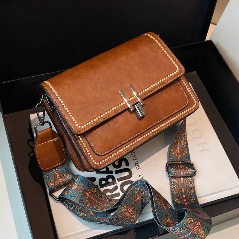 Popular wide shoulder bag new womens bag retro single shoulder crossbody bag small square bagT2511112
