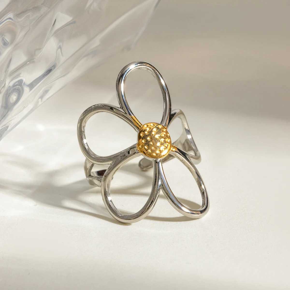 Stainless steel hollow flower retro creative lamp luxury open ring 18K PVD galvanized rust proof fashionable jewelryXJ250412