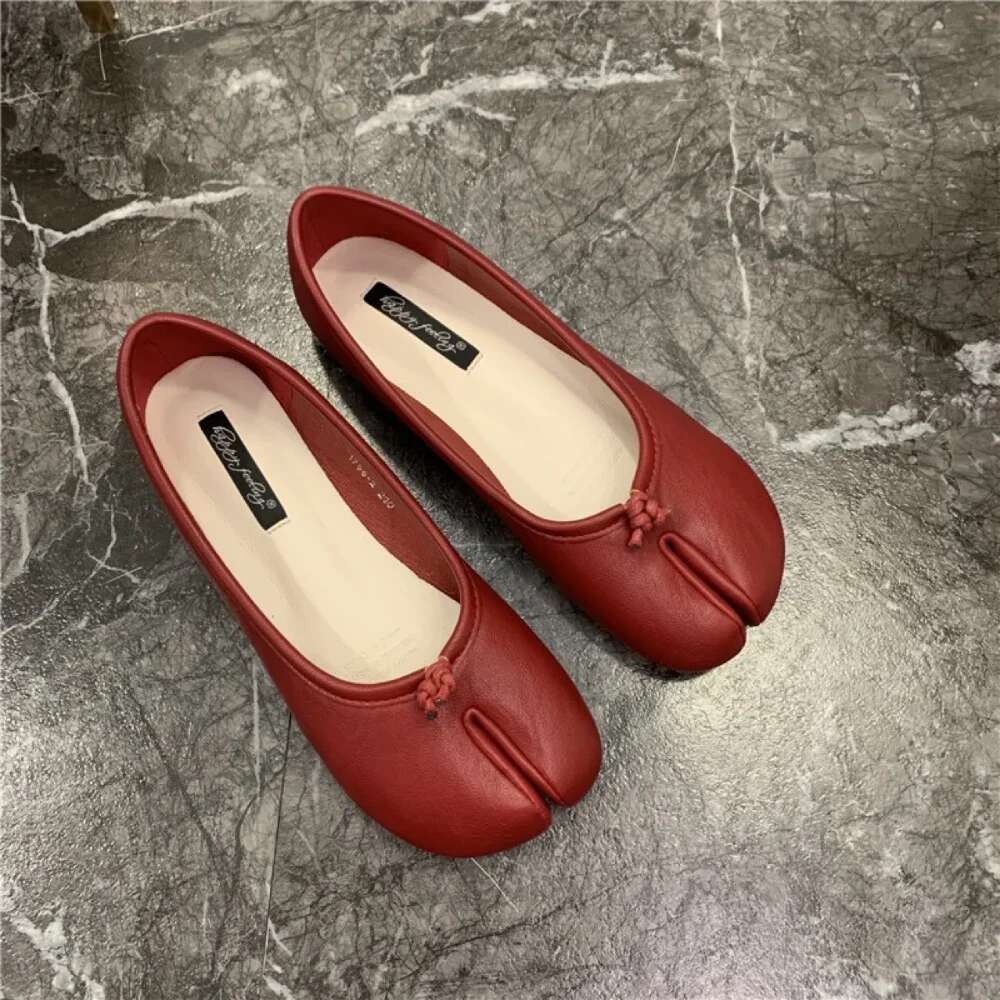 Individualized Women Spring Summer Retro Soft Small Leather Flat Loafers Split-toe Slacker Single Shoe Mujer