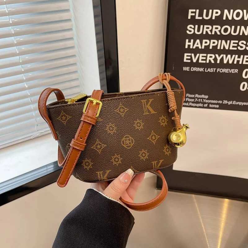 Elegant Leather Classic Messenger Bag For Women In Solid Color With Minimalist Paris Fashion Luxury FinishW251112