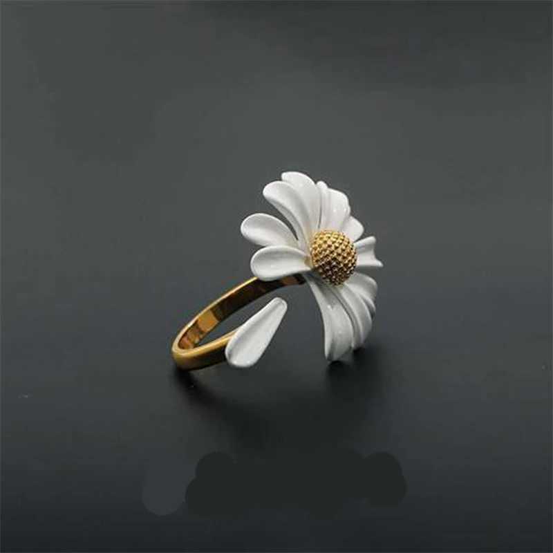 Fuyo Korean Daisy Flower Elegant Open Ring Female Adjustable Wedding Party Engagement Finger Ring Declaration Jewelry GiftXJ250412