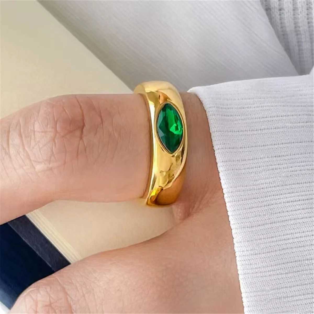 Vintage 18K gold-plated stainless steel colored rhinestone inlaid ring suitable for womens fashion jewelry party giftsXJ250412