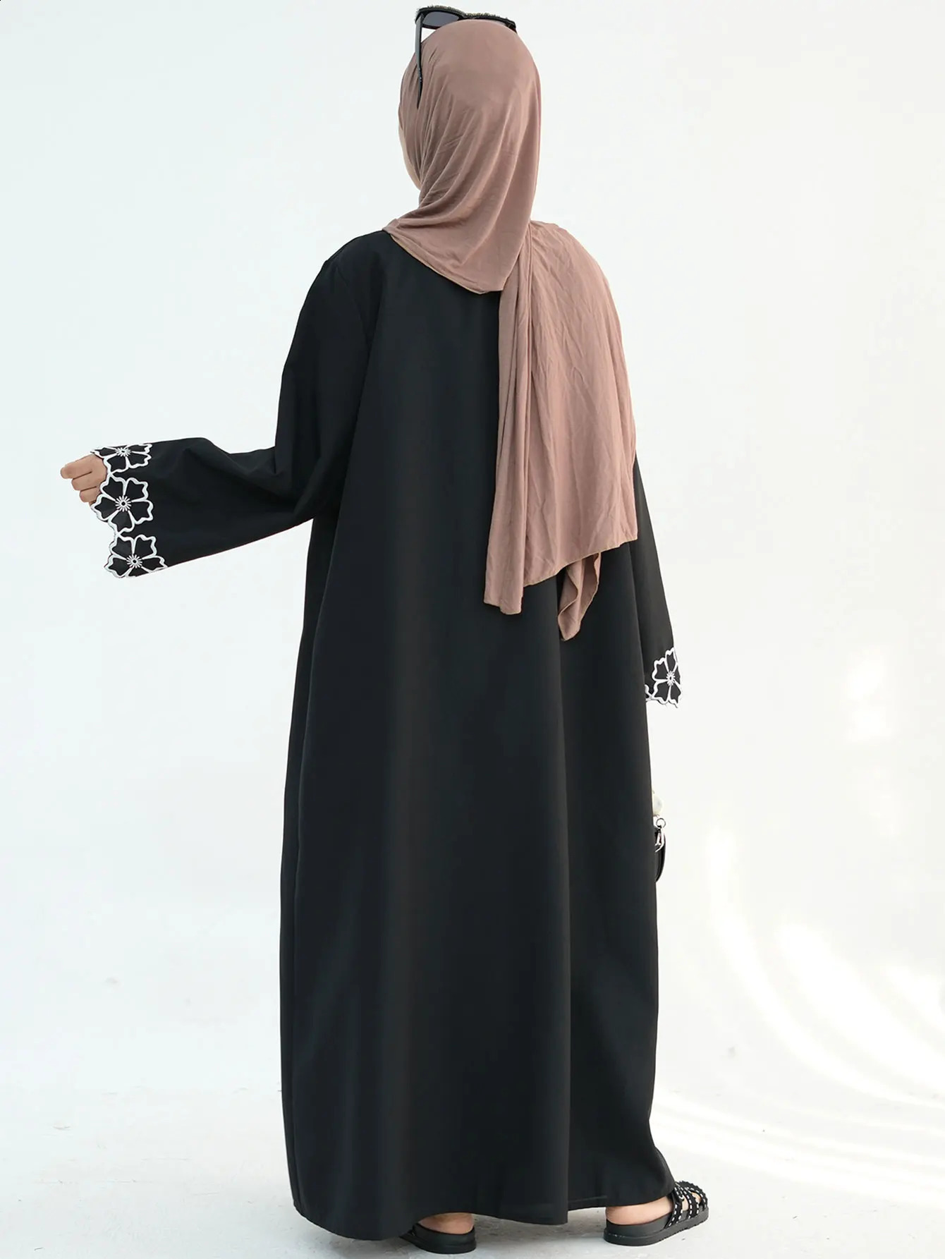 Black Muslim Abaya Dress with Intricate Tailored Cuff y for Middle Eastern Women Ideal Eid al Fitr Clothing 250411