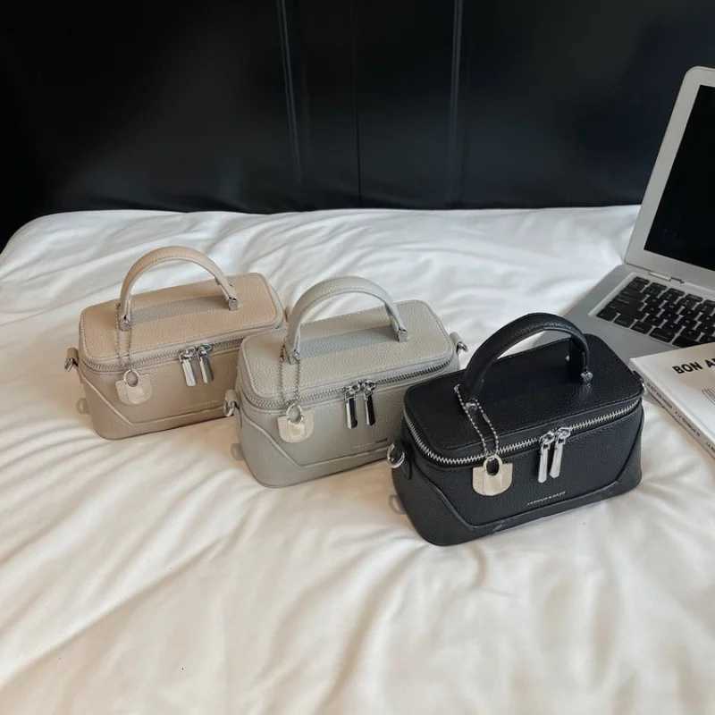 Fashionable Elegant Leather Crossbody Bag for Stylish Women with Vintage Design and Luxury CapacityW251111