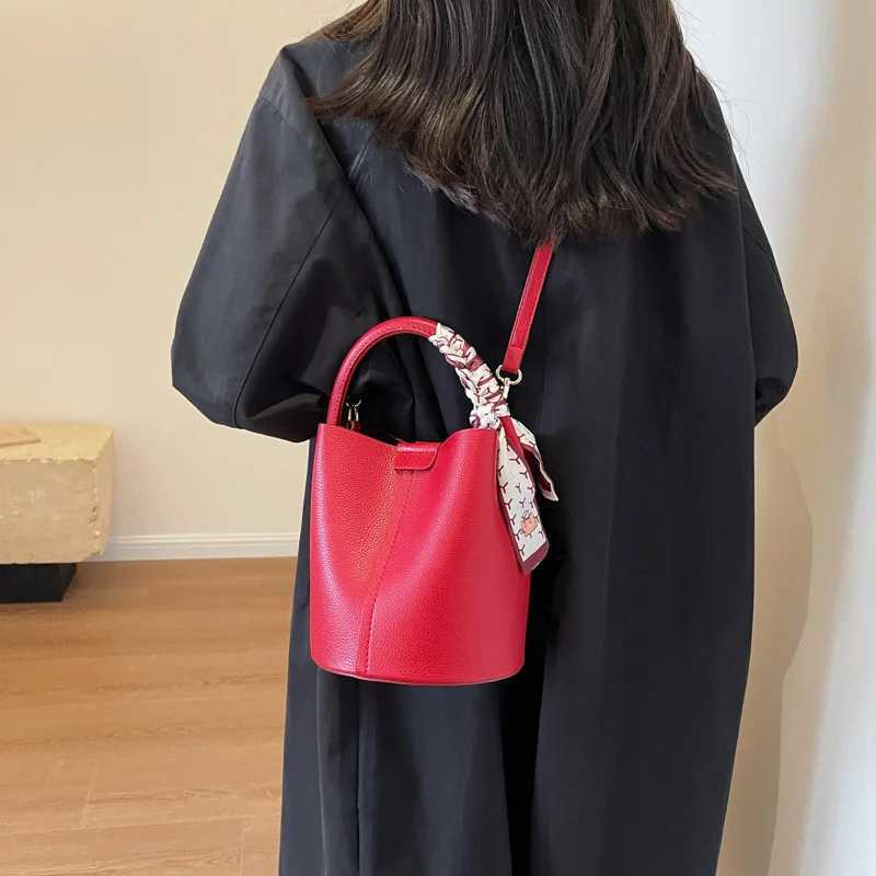 Luxury womens shoulder bag and cross bag red PU bucket dual-use womens bag 2024 Fi Versatile handbag and walletXJ250412