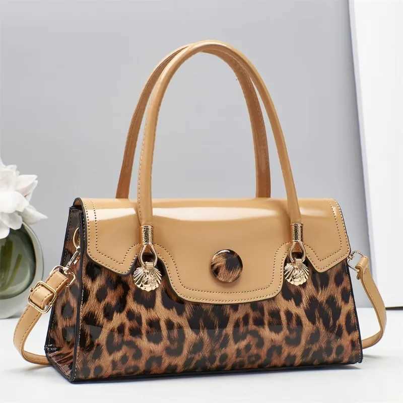Hot Selling New Single Shoulder Crossbody Bag Trendy and Versatile Leopard Print Middle-aged Mother Bag Womens Simple HandbagT2511112