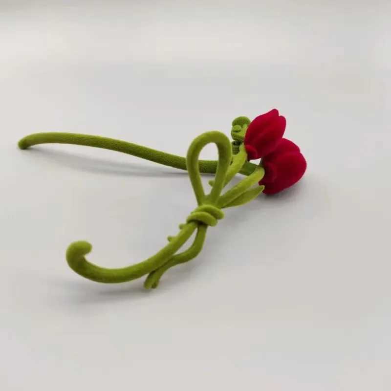 Plucked tulip hair clip womens clothing twisted sponge clip large hair clip headwear high-end single thread accessories. Y2504012