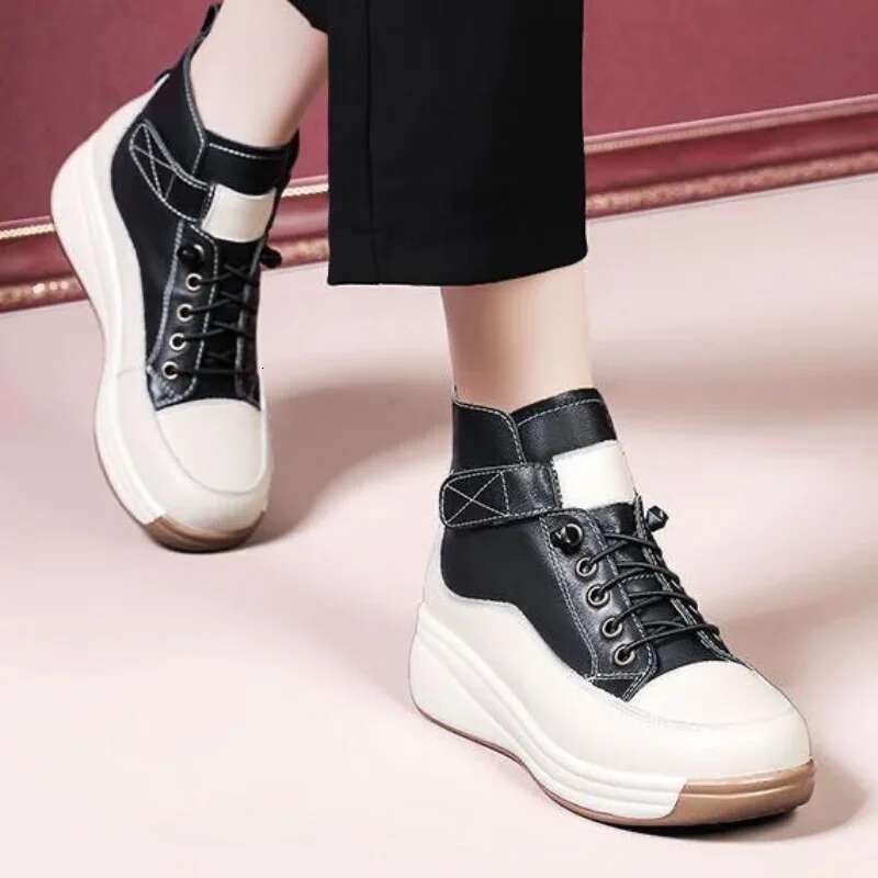 2025 New Women's Soft Bottom Casual Lightweight Thick Bottom Designer Fashion Boots Women's Retro Short Boots