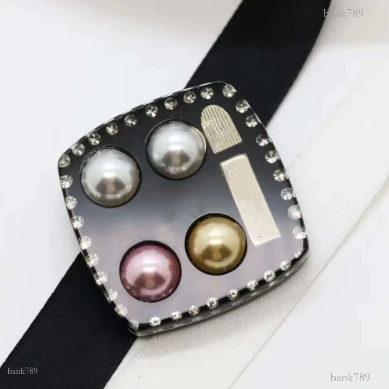 Luxury Men Women Pins Brooch Acrylic Yellow Gold Plated Bling Letter Brooches Pins for Men Women Suite Dress Lapel Pins