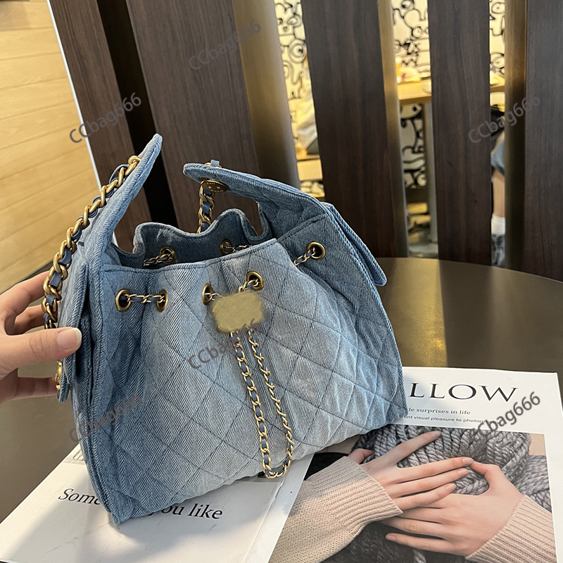 25bag Women Hobo Bucket Bag Luxury Designer Gradient Blue Shoulder Bag Vintage Washed Denim Quilted Check Handbag with Gold Metal Cross Body Tote Bag Purse Sac 40/30cm