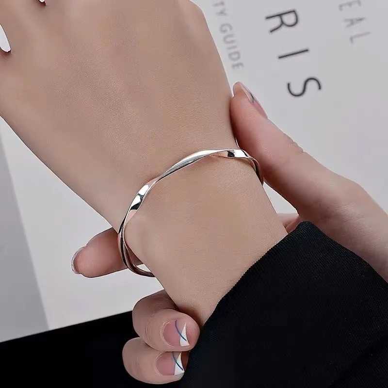 New Glossy Mobius Wave Twist Bangles Bracelets For Women Wedding Trendy Simple Jewelry Silver Color Accessory Pulseiras GiftC250411