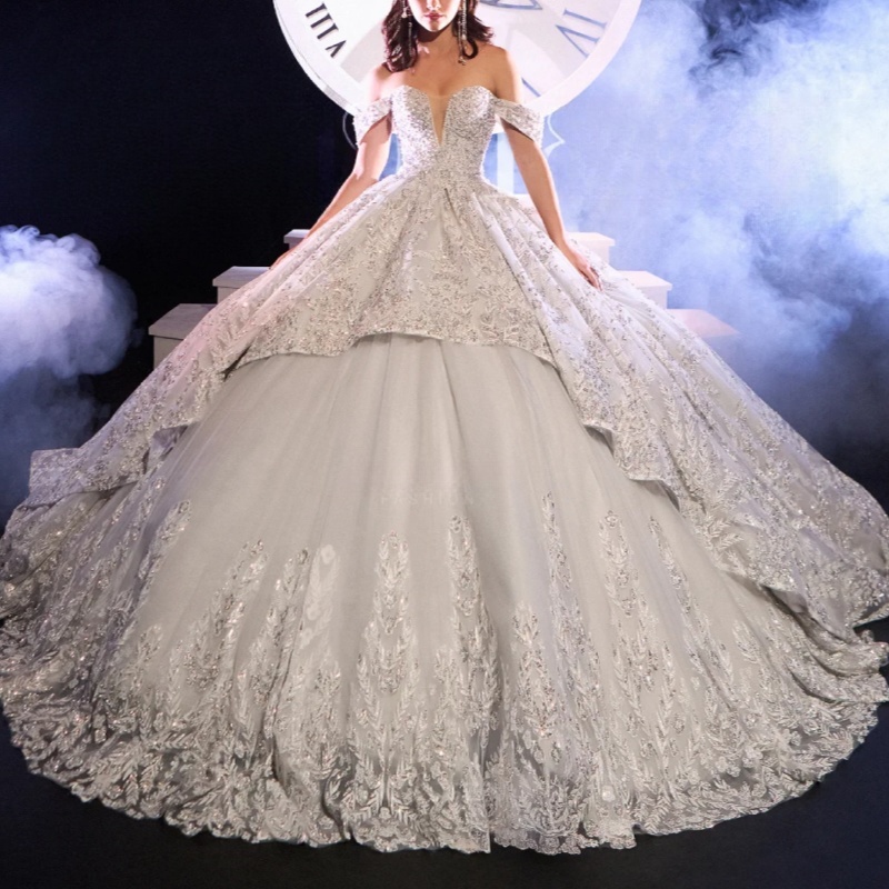 Light Gray Quinceanera Dresses Off Shoulder Ball Gown Sweet 16 Dress Applique Lace Beads Tull Birthday Party Vestidos 15 De Anos