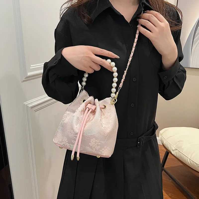 New China Bucket 2024 New Grid Style Pearl Portable Small Bag for Womens High end Chinese Messenger BagXJ250412