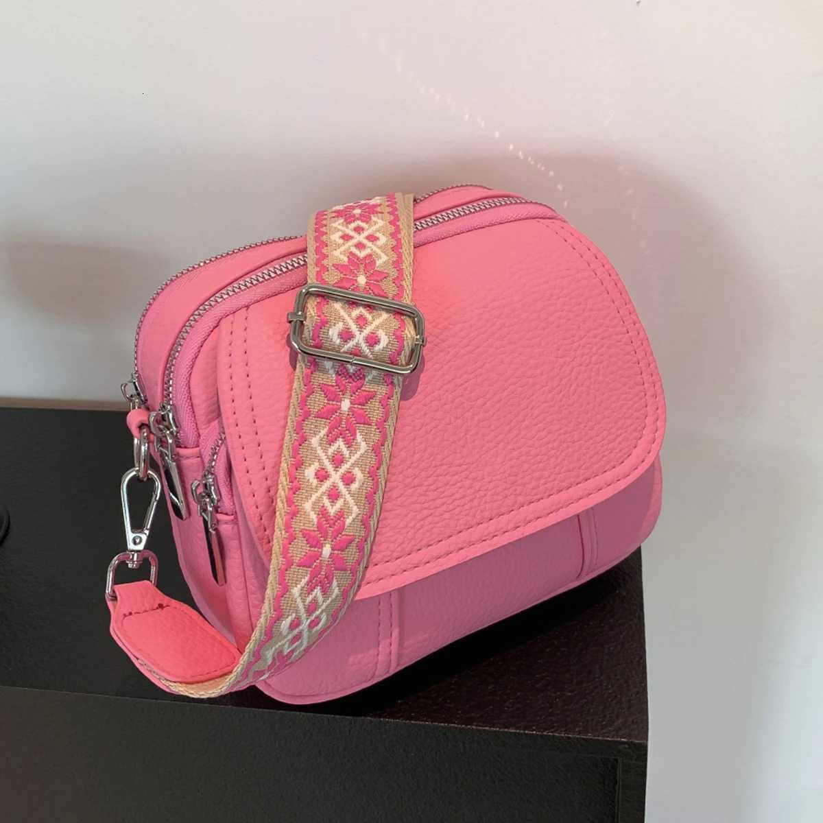 Small square bag with a small design and simple style Student fashion mobile phone bag Casual versatile shoulder messenger bagT2511112