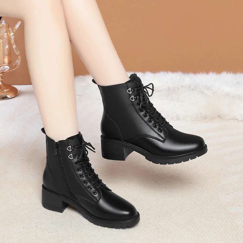 2025 New Women's British Short Cotton Trendy Flat Warm Thick Heel Wool Designer Fashion Leather Boots
