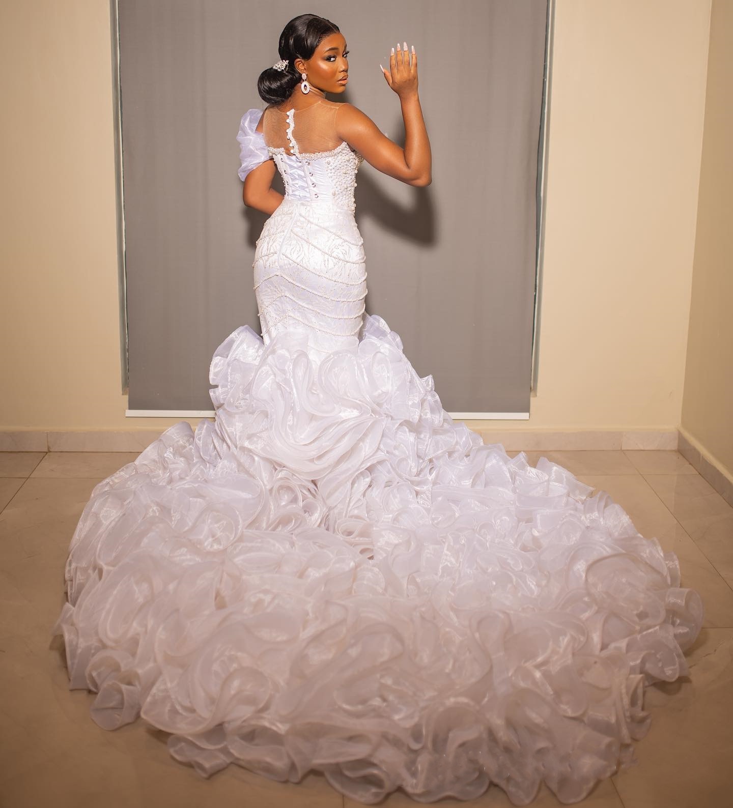Plus Size Pearls Mermaid Wedding Dress Diamonds O Neck Sleeveless Bride Gowns Ruffles Ruched Sweep Train Bridal Dresses Customized