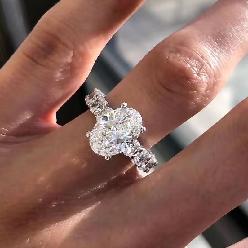 Yu Ying Elegance of an 3CT Oval VVS Moissanite Diamond 18K White Gold Wide Band Fine Jewelry Wedding Rings for Woman Brides