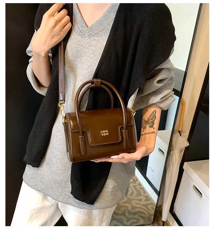 Luxury designer lock oil PU leather womens handbag cross body bag flip cover handbagXJ250412