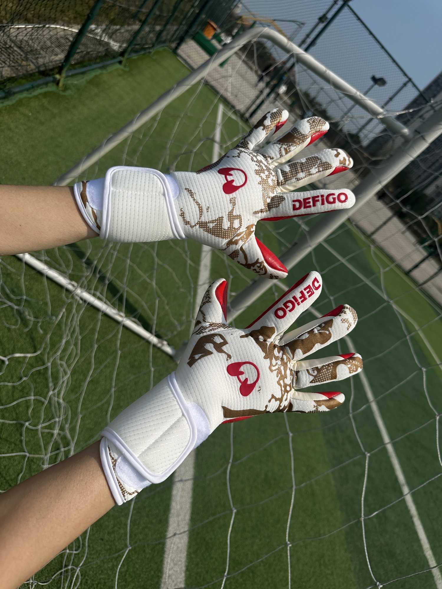 New football goalkeeper gloves match grade goalkeeper gloves adult and childrens anti slip latex training glovesXJ250412