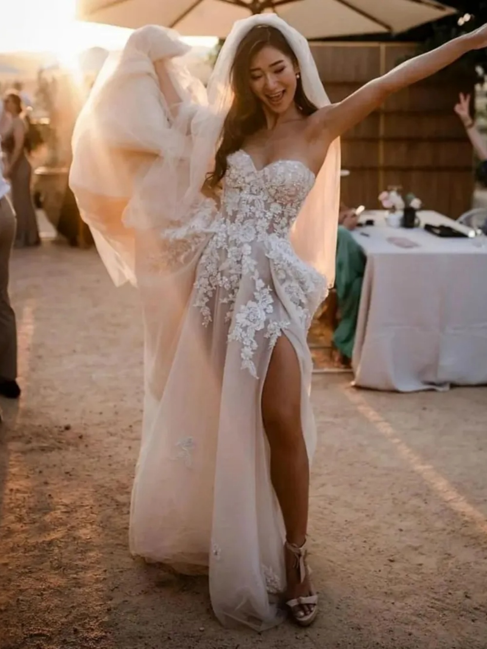 Classic Beading A Line Wedding Dresses Appliques Strapless Sleeveless Bride Dress High Split Sweep Train Bridal Dress Customized
