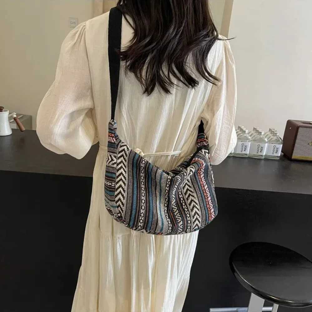 Fashion Tribal Style Shoulder Bag Striped Pattern Large Capacity Crossbody Bag Zipper Closure Canvas Messenger bag WomenT2511112