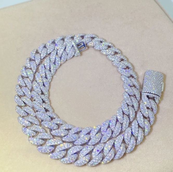 Sophisticated Men's Cuban Link Chain Featuring Dazzling 20mm Cubic Zirconia Charm