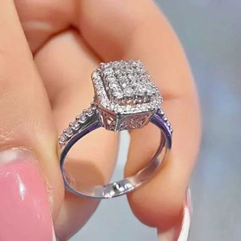 New Bling Womens Wedding Ring Simple and Fashionable Square Shell Design Proposal Engagement R Gift Tren JewelryXJ250412