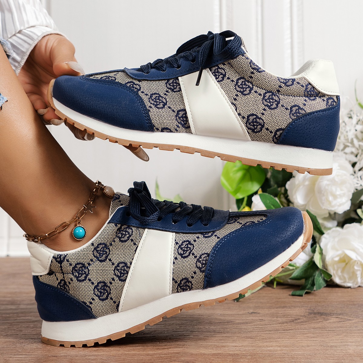 free Shipping Designer sneakers Color blocked sports shoes Breathable leisure Women's sports single shoes Black Blue Wearing shoes outside new