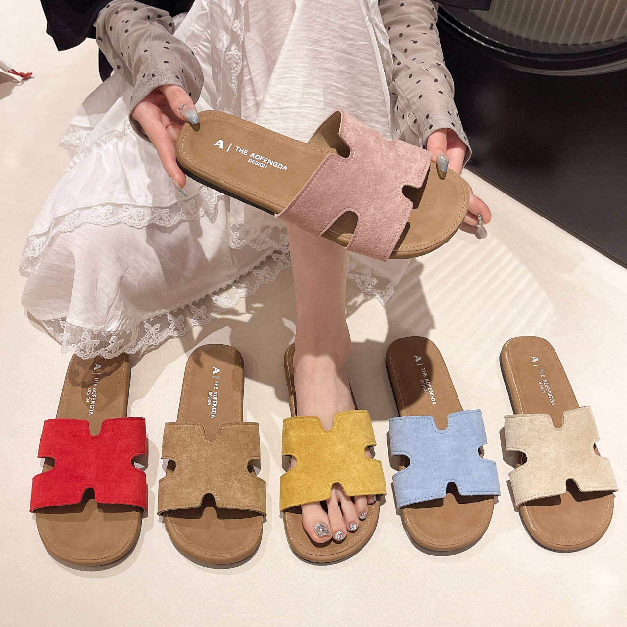 Flat bottomed slippers free Shipping sandals Designer Soft soled slippers One word dragging Wearing beach shoes outside