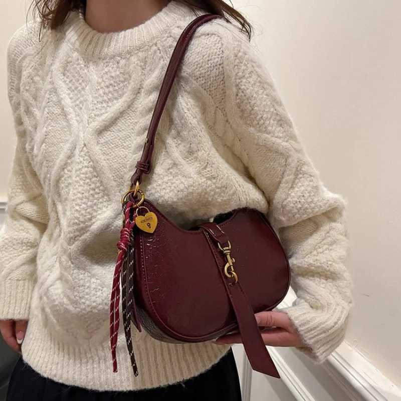 Fashionable Womens Tote Bag Crafted From Leather Featuring Classic Paris Inspired And Trendy Vintage DesignW251111