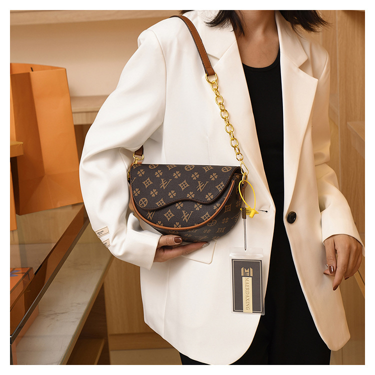 Women's saddle with texture new style for autumn winter printed women's fashionable cross body all-match and high-end sense shoulder bag