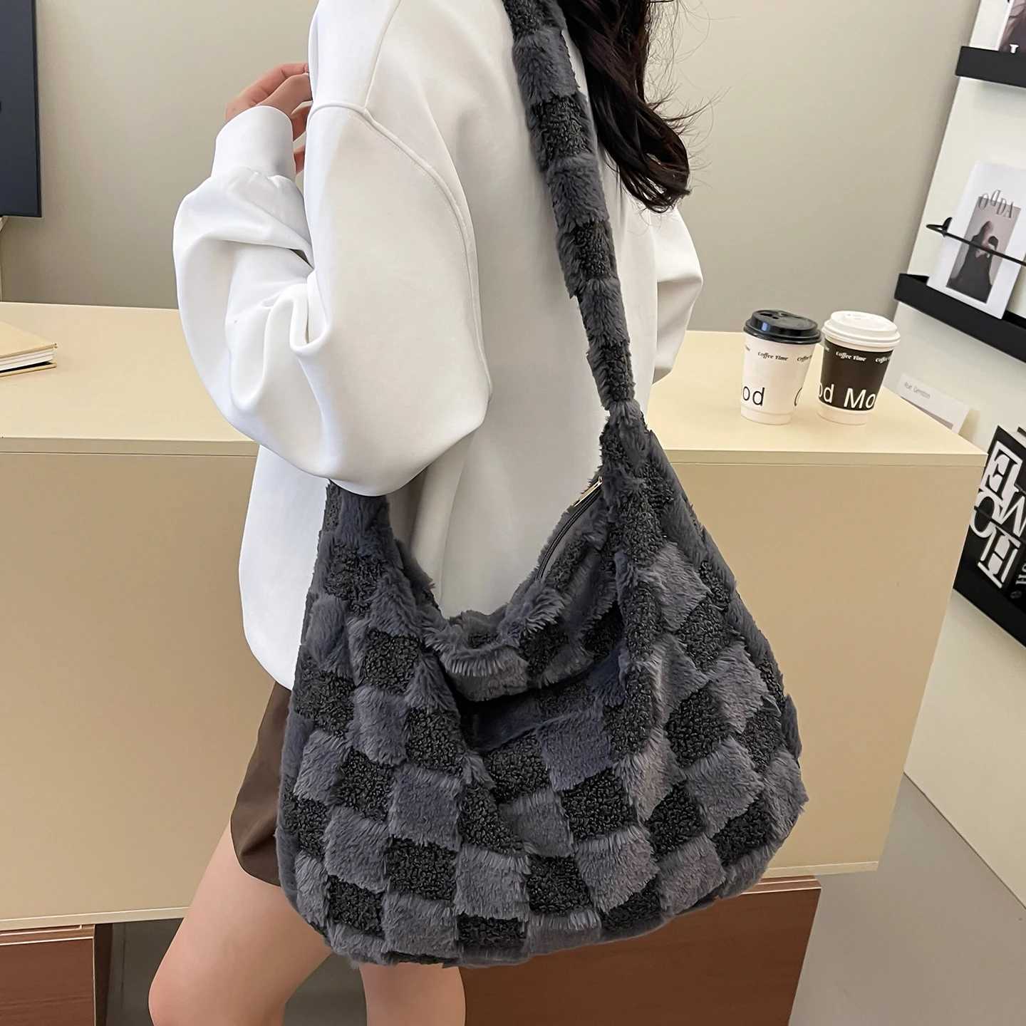 Fuzzy Tote Bag for Wen Fall Winter Plush Soft Shoder Bag Handbag Large Fleece Crossbody Purse for Daily Use Shopping Wor H251111