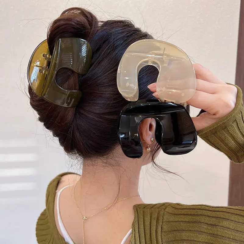 Jelly colored grab bucket hair clip elegant womens large clip hair clip fashionable acrylic shark fish tank hair clip girl hair accessories Y2504012