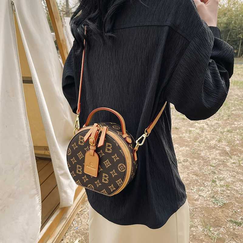 Fashionable Commuter Crossbody Bag - Casual Vintage Leather Handbag with Large Capacity ArtW251111