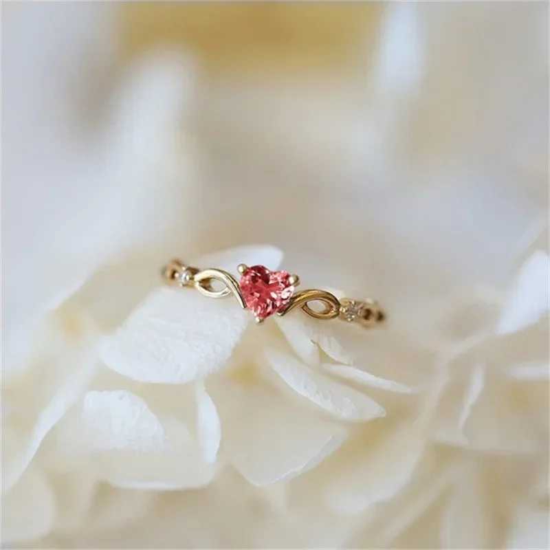 New copper inlaid zircon ring fashionable and warm womens jewelry simple and shiny beautiful and high-quality peach heartXJ250412