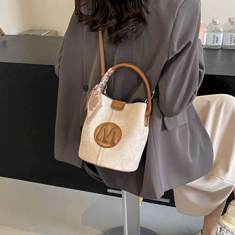 Ladies handbag casual Korean Fi cross body bag Ahetic Design luxury womens handbag hot selling item bucket bagXJ250412
