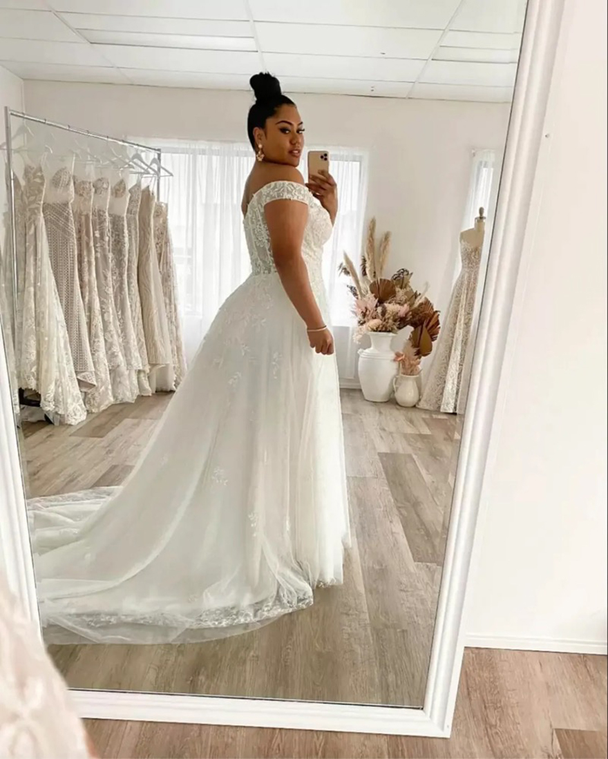 2025 Plus Size Wedding Dress A Line Off The Shoulder Lace Big Bridal Gowns Appliques Zip Back Gorgeous Lady Marriage Dresses White Ivory